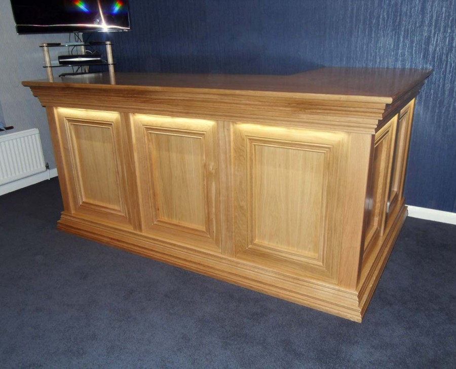 Connoisseur Traditional Bar with right-hand return