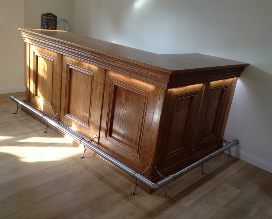 Connoisseur Traditional Bar with snooker table