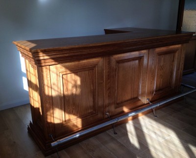 Connoisseur Traditional Bar with snooker table