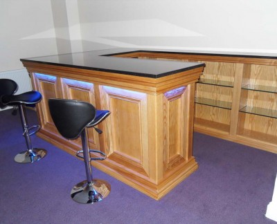 Connoisseur Traditional Bar with left-hand return