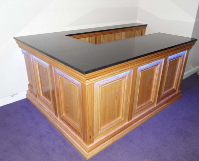 Connoisseur Traditional Bar with left-hand return